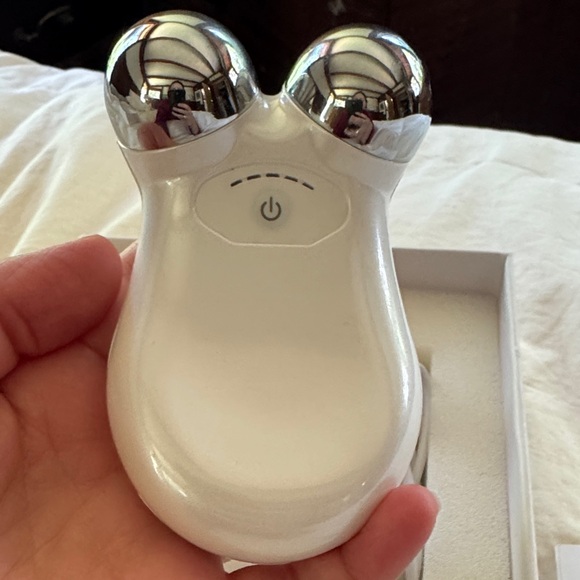 Micro-current Device - Picture 2 of 4